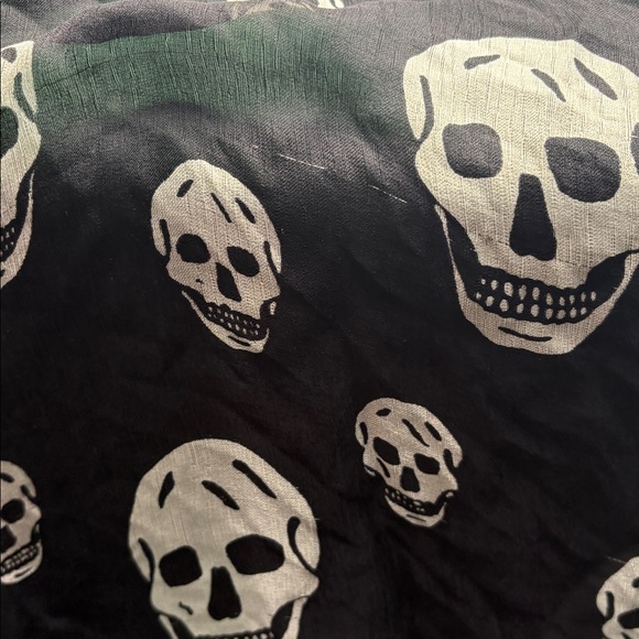Alexander McQueen Silk Skull Scarf - Picture 4 of 11